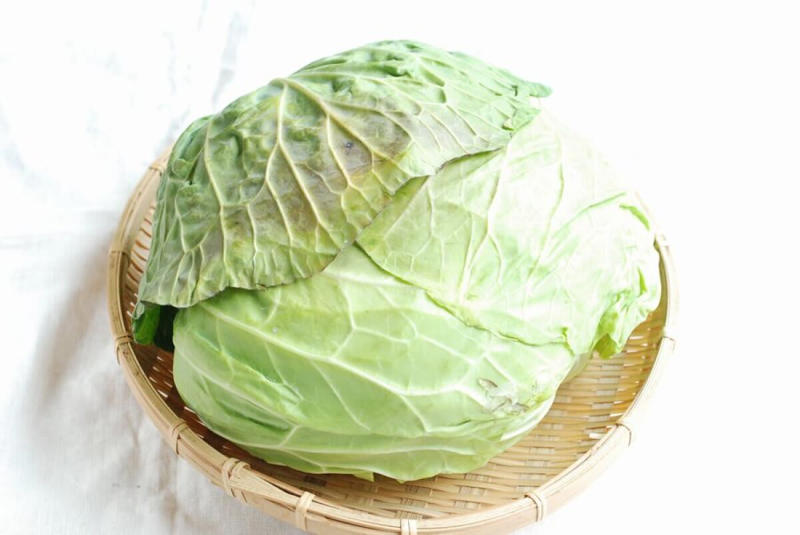 伝説の肉野菜炒めを作るのにかかる時間, 伝説の肉野菜炒めのカロリー, 春キャベツの特徴, 春キャベツを大量消費！コウケンテツさんの「伝説の肉野菜炒め」レシピ, 伝説の肉野菜炒めの材料（2人分）, 伝説の肉野菜炒めの作り方