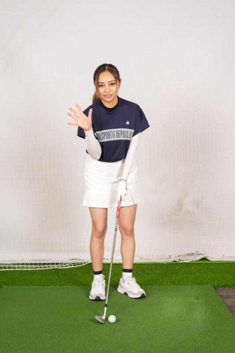 お悩み 短いアプローチが苦手！ 悪夢の〝往復ビンタ〞はもうこりごり, Maria's 解決法 イメージは右手でトスです！, 右手のひらが上を向く「トス」の意識をもつと、自然と右手のひらは上を向く。, フェースを真っすぐ出すイメージはNG, ボールを右足寄りに置くのはオーバーの原因, お悩み パー5でパーが獲れません！, Maria's 解決法 レイアップはグリップエンドをおヘソに向ける意識が大事！, ベタ足で成功率アップ, ヒザを伸ばし気味にしてもOK, フィニッシュをとったあともチェック！, 左足のツマ先をやや内側に閉じる, 〝鉄板〞のボールを挟むドリル, Maria's 解決法 3打目は左ヒジを体の幅のなかにを強く意識します, 後方から左ヒジが見えなければ○