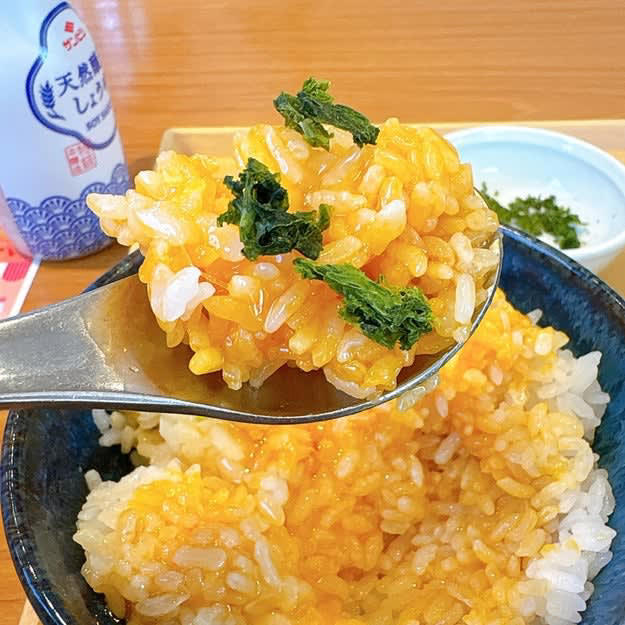 ココスでは、500円以下で食べられる「やみつきモーニング」を販売中です。, シンプルで、朝にちょうどいいセット！, 濃いオレンジ色の卵の黄身にびっくりしました！, 濃厚な卵の味わいにうっとり！, しょうゆとあおさで味の変化が楽しめる！, みそ汁は、ホッとする味わいです。, やさしい甘さの付け合わせも、ご飯に合う！, ドリンクバーは種類が豊富！, 旅館の朝ご飯のような味わいがワンコインで楽しめて幸せ！, モーニングといえば、松屋の「豚汁朝定食」もおすすめです。, 豚汁には具材が9種類も入っています。