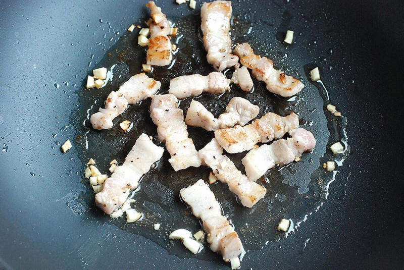 伝説の肉野菜炒めを作るのにかかる時間, 伝説の肉野菜炒めのカロリー, 春キャベツの特徴, 春キャベツを大量消費！コウケンテツさんの「伝説の肉野菜炒め」レシピ, 伝説の肉野菜炒めの材料（2人分）, 伝説の肉野菜炒めの作り方