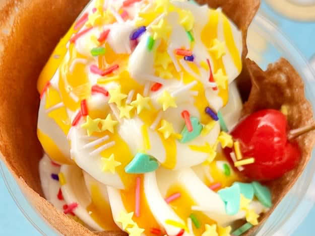 東京ディズニーランドでは、「ヴァネロペのスウィーツ・ポップ・ワールド」を開催中！, なかでも、いちばんの目玉は「パルパルーザ・パルフェ」。, そこでBuzzFeed Kawaii 編集部が一足早く潜入！, 販売している場所は、「アイスクリームコーン」。, 中へ入ると、ショーケースに並んだアイスがお目見え🩵, 「パルパルーザ・パルフェ」（1100円）, 2種類の組み合わせをチョイス。, それでは、いただきます！, ピーチ＆ベリーは甘くてジューシー🍑, マンゴーは爽やかで夏っぽい味🌴, 自分好みにカスタムできるのが楽しい！, 「ディズニー・パルパルーザ」の第6弾 「ヴァネロペのスウィーツ・ポップ・ワールド」, 動画でも詳しくレビュー中🍭