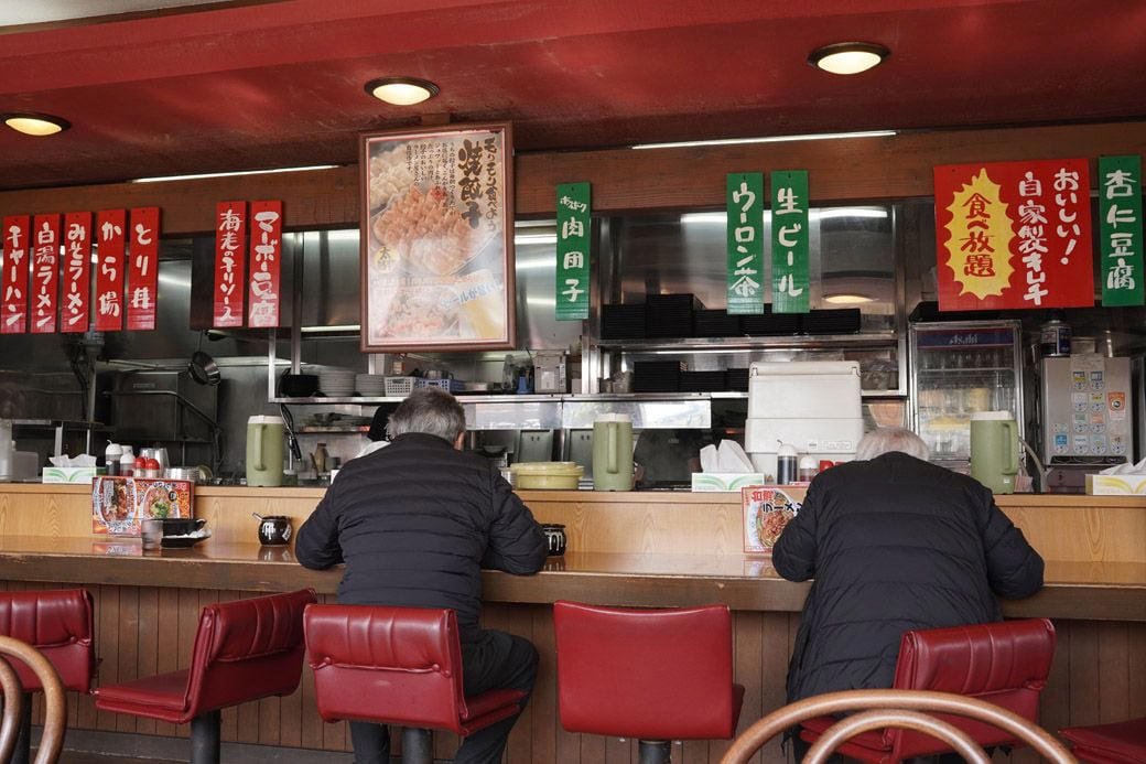 キムチ食べ放題！ 三重県発の中華チェーン「あじへい」, 90年代のJ-POPが流れる店内、回転はラーメン屋並み, 中毒性のある、あじへい名物「自家製キムチ」, 見た目に反して、あっさりした優しい「あじへいラーメン」, 白菜のシャキッと感に「ひと手間」を感じる, ふんわり、しっとり。卵をふんだんに使用した炒飯, キムチ無料は、たぶん意地かもしれん, 味玉の出し方ひとつに表れる、店のホスピタリティ, 7坪半の小さなラーメン屋から始まった「あじへい」
