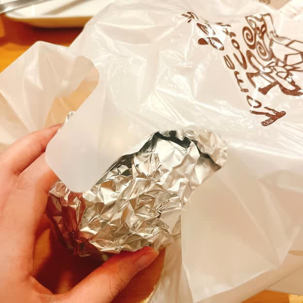 コメダ珈琲店では、ポケットモンスターとコラボした「期間限定サンド」を販売中です。, 初日から大人気で、SNSでも話題になっています！, もぐもぐ顔のメタモンが乗っていてかわいい！, 具がこぼれ落ちてくるぐらい、ボリューム満点です。, ピリ辛の明太子とプリプリのエビがたまらない！, ふわっふわのパンがおいしさを引き立てています。, 食べきれない分は持ち帰ることができました！, オリジナルメニュー注文で、もれなくプレゼント付き！, ボリューム満点でおなかいっぱいです！, ポケモン好きの方には、ポケモンセンターの「おかおサガラミニポーチ ピカチュウ ポケピース」もおすすめです。, 小銭やお菓子など、小さいものが入ります。