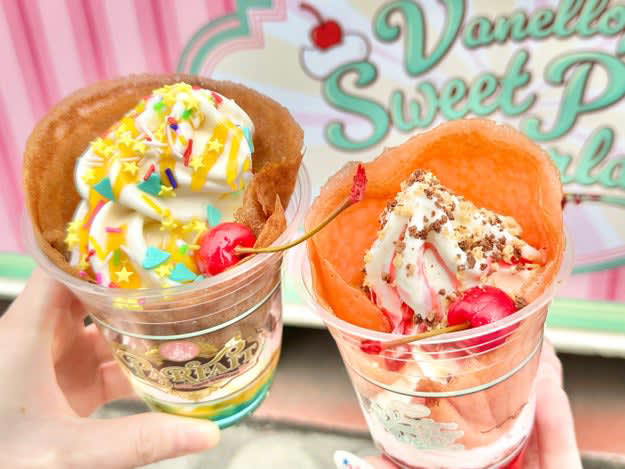 東京ディズニーランドでは、「ヴァネロペのスウィーツ・ポップ・ワールド」を開催中！, なかでも、いちばんの目玉は「パルパルーザ・パルフェ」。, そこでBuzzFeed Kawaii 編集部が一足早く潜入！, 販売している場所は、「アイスクリームコーン」。, 中へ入ると、ショーケースに並んだアイスがお目見え🩵, 「パルパルーザ・パルフェ」（1100円）, 2種類の組み合わせをチョイス。, それでは、いただきます！, ピーチ＆ベリーは甘くてジューシー🍑, マンゴーは爽やかで夏っぽい味🌴, 自分好みにカスタムできるのが楽しい！, 「ディズニー・パルパルーザ」の第6弾 「ヴァネロペのスウィーツ・ポップ・ワールド」, 動画でも詳しくレビュー中🍭