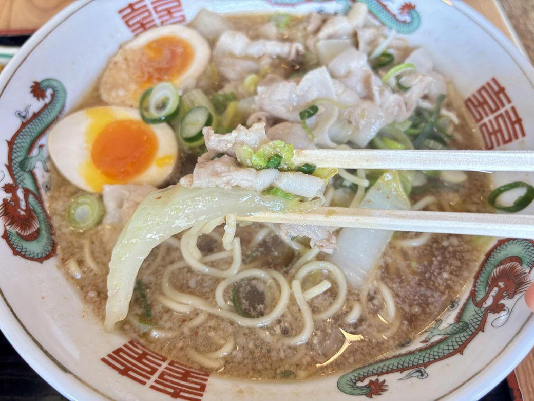 キムチ食べ放題！ 三重県発の中華チェーン「あじへい」, 90年代のJ-POPが流れる店内、回転はラーメン屋並み, 中毒性のある、あじへい名物「自家製キムチ」, 見た目に反して、あっさりした優しい「あじへいラーメン」, 白菜のシャキッと感に「ひと手間」を感じる, ふんわり、しっとり。卵をふんだんに使用した炒飯, キムチ無料は、たぶん意地かもしれん, 味玉の出し方ひとつに表れる、店のホスピタリティ, 7坪半の小さなラーメン屋から始まった「あじへい」
