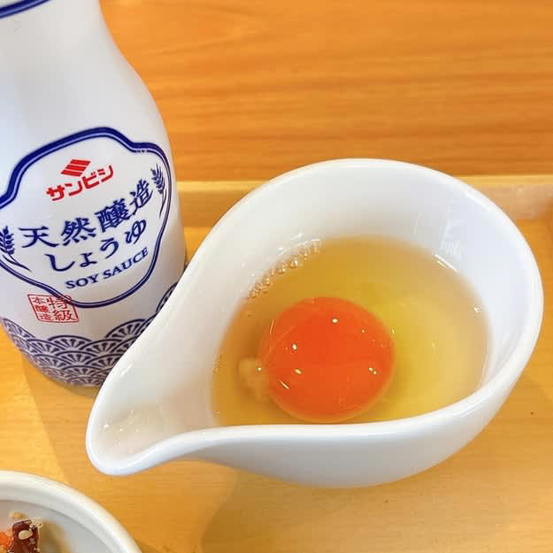ココスでは、500円以下で食べられる「やみつきモーニング」を販売中です。, シンプルで、朝にちょうどいいセット！, 濃いオレンジ色の卵の黄身にびっくりしました！, 濃厚な卵の味わいにうっとり！, しょうゆとあおさで味の変化が楽しめる！, みそ汁は、ホッとする味わいです。, やさしい甘さの付け合わせも、ご飯に合う！, ドリンクバーは種類が豊富！, 旅館の朝ご飯のような味わいがワンコインで楽しめて幸せ！, モーニングといえば、松屋の「豚汁朝定食」もおすすめです。, 豚汁には具材が9種類も入っています。