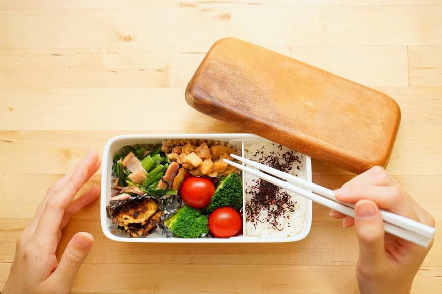 【海老カツ丼弁当】具材を用意して甘辛に調理していきます, 【海老カツ丼弁当】ご飯の上に卵とじをどっさりとのせます, 【海老カツ丼弁当】ボリューム満点で美味しそうなお弁当の完成, 食の節約が“一生の安心”に変わる？2026年、お弁当で整える「インフレに負けない家計」の作り方, 東京都「幕の内弁当」の価格推移, 東京都「にぎり寿司弁当」の価格推移, 「作る喜び」を、家族を支える「資産」へ