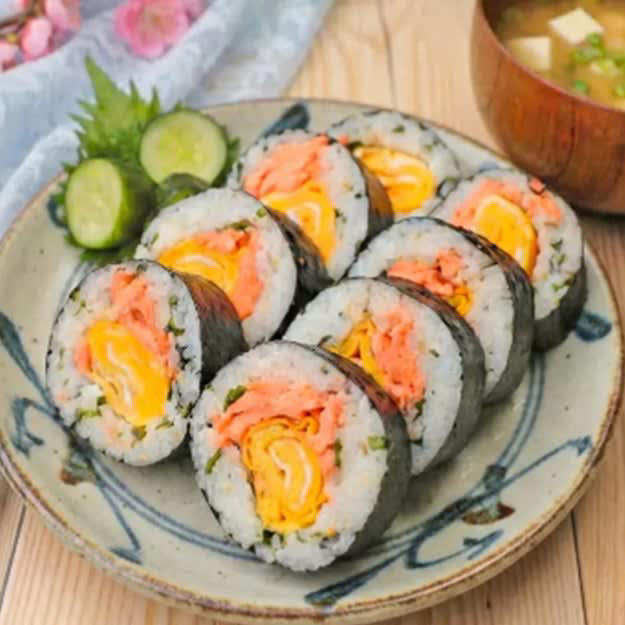マグロの油漬けと大葉のミニキンパ, 【ツナと大葉で簡単キンパ！】10分で作れて簡単なのに本格的♡お手軽キンパレシピ, 卵焼きと焼き鮭のわかめご飯のり巻き, 【ウチの朝ごはん、もう一生コレ】「おにぎりより好き」「お弁当にも入れて」家族に人気の絶品のり巻きレシピ, カニマヨのり巻き, 【カニカマとご飯があればOK】「スティックだから食べやすい」「子どもがぺろっと食べた」カニマヨのり巻きレシピ