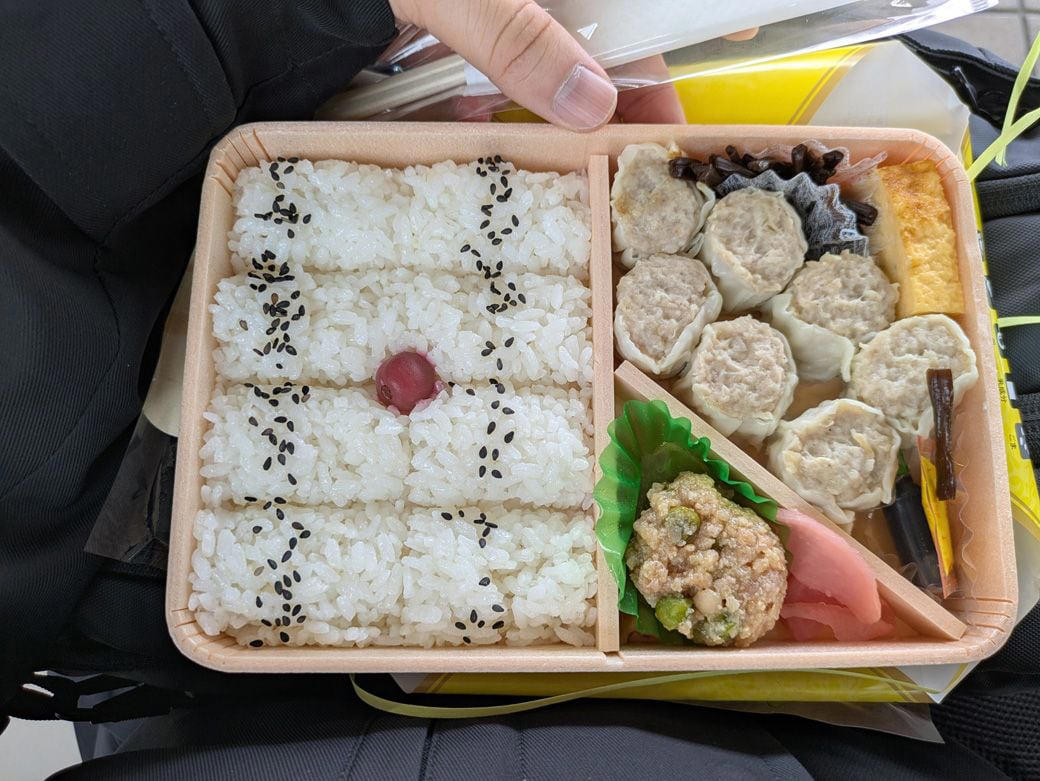 「551は新幹線で食べちゃダメだろ」投稿に賛否が, なぜ炎上商法と疑われたのか, 新幹線マナーが燃えやすい理由, 密室×性善説×スマホという燃料, 炎上ホイホイを見破る護身術