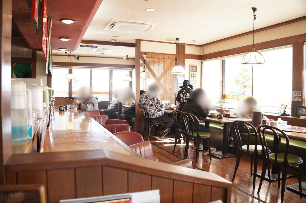 キムチ食べ放題！ 三重県発の中華チェーン「あじへい」, 90年代のJ-POPが流れる店内、回転はラーメン屋並み, 中毒性のある、あじへい名物「自家製キムチ」, 見た目に反して、あっさりした優しい「あじへいラーメン」, 白菜のシャキッと感に「ひと手間」を感じる, ふんわり、しっとり。卵をふんだんに使用した炒飯, キムチ無料は、たぶん意地かもしれん, 味玉の出し方ひとつに表れる、店のホスピタリティ, 7坪半の小さなラーメン屋から始まった「あじへい」