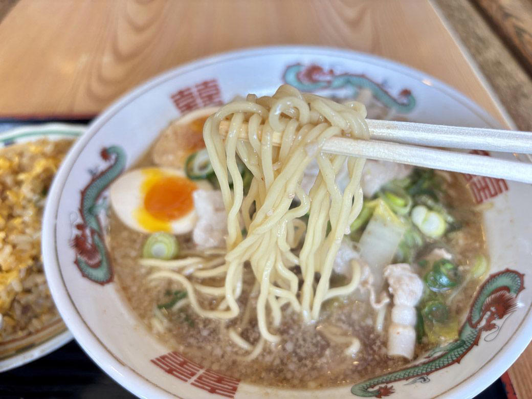 キムチ食べ放題！ 三重県発の中華チェーン「あじへい」, 90年代のJ-POPが流れる店内、回転はラーメン屋並み, 中毒性のある、あじへい名物「自家製キムチ」, 見た目に反して、あっさりした優しい「あじへいラーメン」, 白菜のシャキッと感に「ひと手間」を感じる, ふんわり、しっとり。卵をふんだんに使用した炒飯, キムチ無料は、たぶん意地かもしれん, 味玉の出し方ひとつに表れる、店のホスピタリティ, 7坪半の小さなラーメン屋から始まった「あじへい」