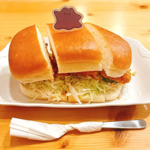 コメダ珈琲店では、ポケットモンスターとコラボした「期間限定サンド」を販売中です。, 初日から大人気で、SNSでも話題になっています！, もぐもぐ顔のメタモンが乗っていてかわいい！, 具がこぼれ落ちてくるぐらい、ボリューム満点です。, ピリ辛の明太子とプリプリのエビがたまらない！, ふわっふわのパンがおいしさを引き立てています。, 食べきれない分は持ち帰ることができました！, オリジナルメニュー注文で、もれなくプレゼント付き！, ボリューム満点でおなかいっぱいです！, ポケモン好きの方には、ポケモンセンターの「おかおサガラミニポーチ ピカチュウ ポケピース」もおすすめです。, 小銭やお菓子など、小さいものが入ります。