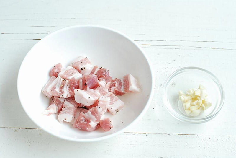 伝説の肉野菜炒めを作るのにかかる時間, 伝説の肉野菜炒めのカロリー, 春キャベツの特徴, 春キャベツを大量消費！コウケンテツさんの「伝説の肉野菜炒め」レシピ, 伝説の肉野菜炒めの材料（2人分）, 伝説の肉野菜炒めの作り方
