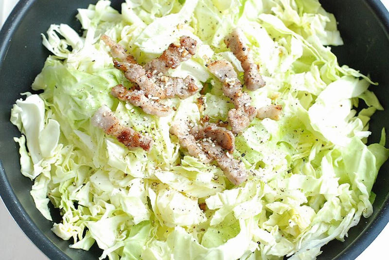 伝説の肉野菜炒めを作るのにかかる時間, 伝説の肉野菜炒めのカロリー, 春キャベツの特徴, 春キャベツを大量消費！コウケンテツさんの「伝説の肉野菜炒め」レシピ, 伝説の肉野菜炒めの材料（2人分）, 伝説の肉野菜炒めの作り方
