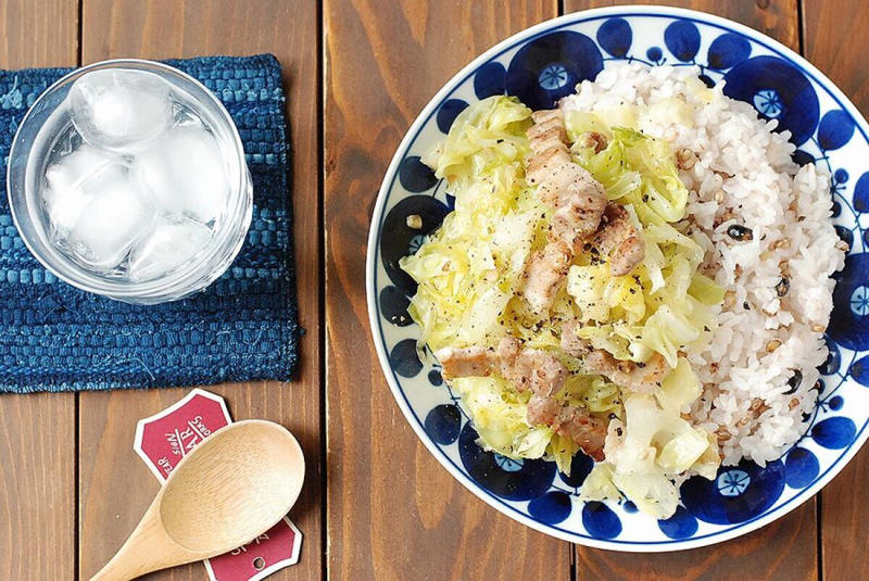伝説の肉野菜炒めを作るのにかかる時間, 伝説の肉野菜炒めのカロリー, 春キャベツの特徴, 春キャベツを大量消費！コウケンテツさんの「伝説の肉野菜炒め」レシピ, 伝説の肉野菜炒めの材料（2人分）, 伝説の肉野菜炒めの作り方