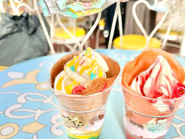 東京ディズニーランドでは、「ヴァネロペのスウィーツ・ポップ・ワールド」を開催中！, なかでも、いちばんの目玉は「パルパルーザ・パルフェ」。, そこでBuzzFeed Kawaii 編集部が一足早く潜入！, 販売している場所は、「アイスクリームコーン」。, 中へ入ると、ショーケースに並んだアイスがお目見え🩵, 「パルパルーザ・パルフェ」（1100円）, 2種類の組み合わせをチョイス。, それでは、いただきます！, ピーチ＆ベリーは甘くてジューシー🍑, マンゴーは爽やかで夏っぽい味🌴, 自分好みにカスタムできるのが楽しい！, 「ディズニー・パルパルーザ」の第6弾 「ヴァネロペのスウィーツ・ポップ・ワールド」, 動画でも詳しくレビュー中🍭
