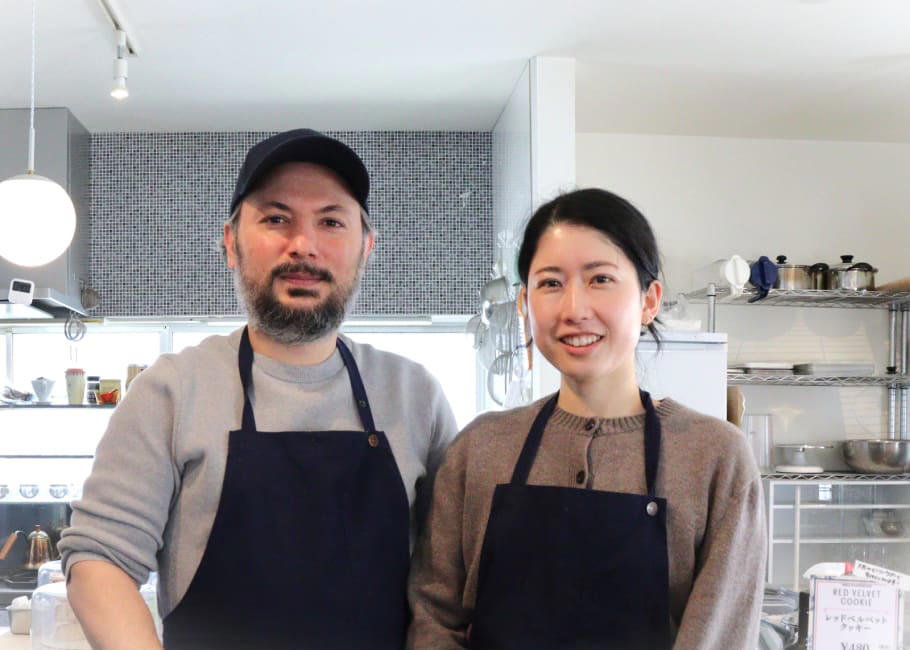 友人の家に招かれたかのようなリラックス感。日常を忘れて海外カフェ気分でホッとひと息, 海外渡航で広がった世界観。独学から生まれた焼き菓子の夢, 個性が光るスイーツは、人を笑顔にする世界共通の癒し, 唯一無二の味わい。「EMU Bakehouse」で見つける新たなスイーツ体験, ふらっと気軽に。日常に寄り添うベイクショップを目指して