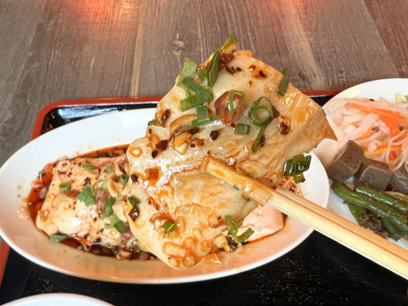 『辣辣麻飯 潤』とは, 背脂麻婆麺／990円, よだれ鶏定食／990円, その他のメニュー, アクセス／店舗情報