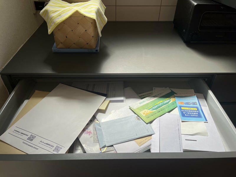 机の上にたまってしまう書類の正体, 家族共通の一時置きが「責任の押しつけ合いボックス」に, 解決策は「人別の一時置き」にするだけ！, 人別にすると、「3つのこと」が変わる