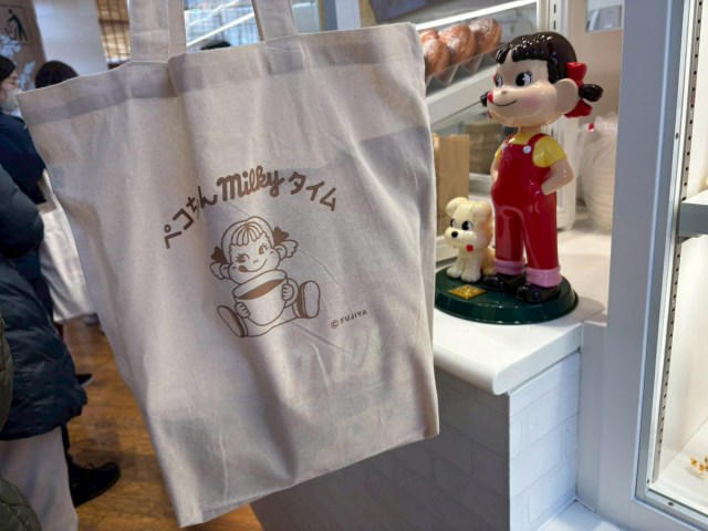・まだ開店1分だぞ, ・まずはドリンク, ・包み紙もカワイイ, ・ミートパイとマフィンも購入, ・激レアハッピーバッグを開封してみた, ・ミルキー好きなら一度は行く価値あり, ・今回訪れた店舗の詳細