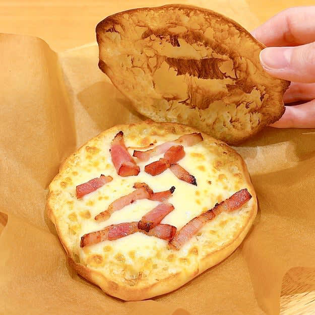 サイゼリヤの、500円以下で食べられる「コスパばつぐんメニュー」をまとめました。, 1. 「パンチェッタとチーズのパニーニ コンビ」, カリカリのフォカッチオと、チーズの塩気がたまらない！, 半熟卵をトッピングするのもおすすめです！, 2. 「カルボナーラ」, チーズの濃厚な味がたまりません。, 半熟卵を崩して食べると、まろやかさが加わっておいしさ倍増！, 3. 「バッファローモッツァレラのマルゲリータピザ」, チーズはトロトロで、ピザ生地はサクッとクリスピーな食感！