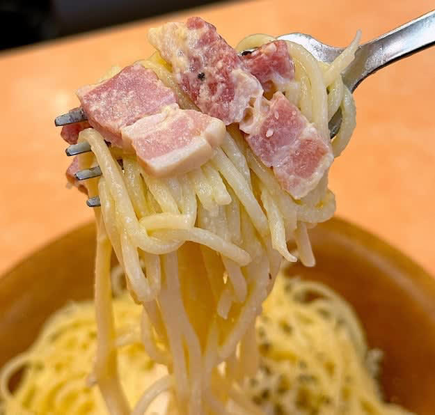 サイゼリヤの、500円以下で食べられる「コスパばつぐんメニュー」をまとめました。, 1. 「パンチェッタとチーズのパニーニ コンビ」, カリカリのフォカッチオと、チーズの塩気がたまらない！, 半熟卵をトッピングするのもおすすめです！, 2. 「カルボナーラ」, チーズの濃厚な味がたまりません。, 半熟卵を崩して食べると、まろやかさが加わっておいしさ倍増！, 3. 「バッファローモッツァレラのマルゲリータピザ」, チーズはトロトロで、ピザ生地はサクッとクリスピーな食感！