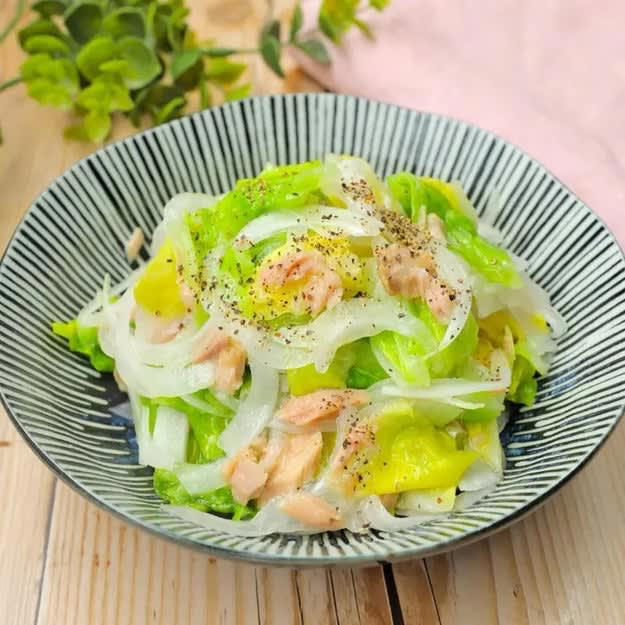 新玉ねぎのおかかのりサラダ, 【新玉ねぎあったら全部これでいいわ】3個くらいあっという間になくなる！味付け完璧なサラダレシピ, キャベツと新玉ねぎとツナのマリネ, 【キャベツを和えるだけでOK】「冷蔵庫に常備だわ」「味付けが抜群にウマい」火を使わずに作れる簡単マリネレシピ, 新玉ねぎとトマトのマリネサラダ, 【新玉ねぎとトマトは最強のコンビ！】味見でなくなる！？切って和えるだけの簡単マリネレシピ