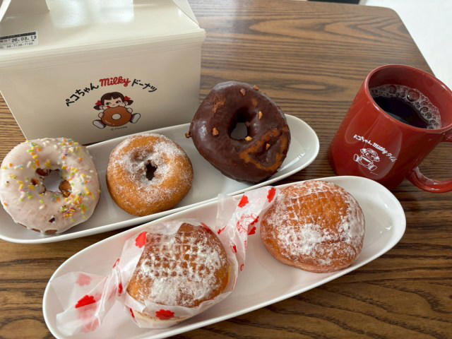 ・まだ開店1分だぞ, ・まずはドリンク, ・包み紙もカワイイ, ・ミートパイとマフィンも購入, ・激レアハッピーバッグを開封してみた, ・ミルキー好きなら一度は行く価値あり, ・今回訪れた店舗の詳細