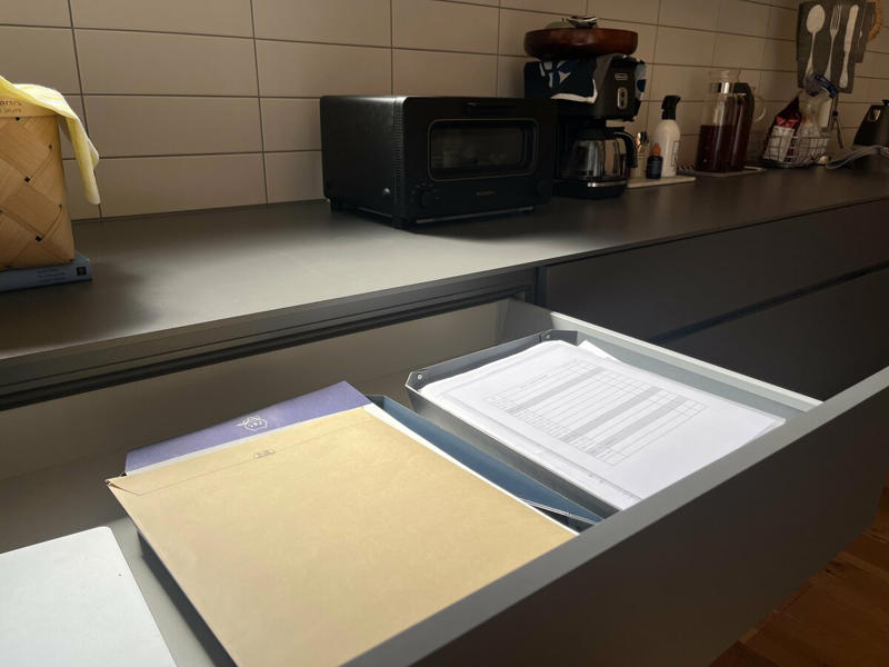 机の上にたまってしまう書類の正体, 家族共通の一時置きが「責任の押しつけ合いボックス」に, 解決策は「人別の一時置き」にするだけ！, 人別にすると、「3つのこと」が変わる