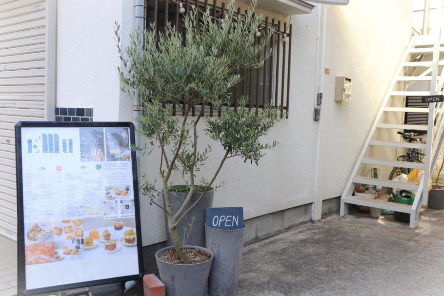 友人の家に招かれたかのようなリラックス感。日常を忘れて海外カフェ気分でホッとひと息, 海外渡航で広がった世界観。独学から生まれた焼き菓子の夢, 個性が光るスイーツは、人を笑顔にする世界共通の癒し, 唯一無二の味わい。「EMU Bakehouse」で見つける新たなスイーツ体験, ふらっと気軽に。日常に寄り添うベイクショップを目指して