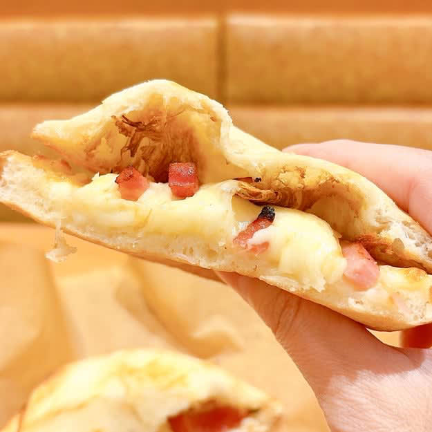 サイゼリヤの、500円以下で食べられる「コスパばつぐんメニュー」をまとめました。, 1. 「パンチェッタとチーズのパニーニ コンビ」, カリカリのフォカッチオと、チーズの塩気がたまらない！, 半熟卵をトッピングするのもおすすめです！, 2. 「カルボナーラ」, チーズの濃厚な味がたまりません。, 半熟卵を崩して食べると、まろやかさが加わっておいしさ倍増！, 3. 「バッファローモッツァレラのマルゲリータピザ」, チーズはトロトロで、ピザ生地はサクッとクリスピーな食感！