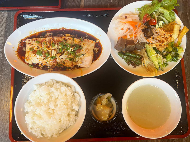 『辣辣麻飯 潤』とは, 背脂麻婆麺／990円, よだれ鶏定食／990円, その他のメニュー, アクセス／店舗情報