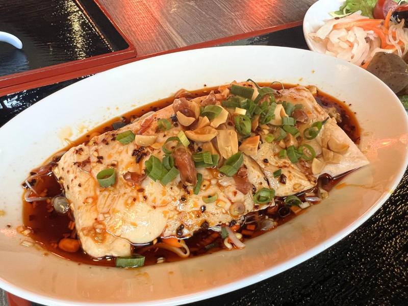 『辣辣麻飯 潤』とは, 背脂麻婆麺／990円, よだれ鶏定食／990円, その他のメニュー, アクセス／店舗情報