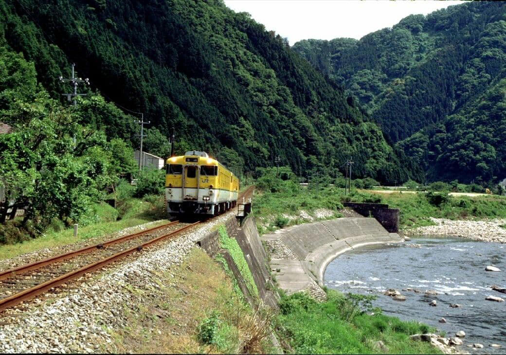 かつてはにぎわった「山間部の要衝」, 川沿いを行く「消えたローカル線」, 「原風景」を行く列車たち, 「寅さん」が旅するローカル線