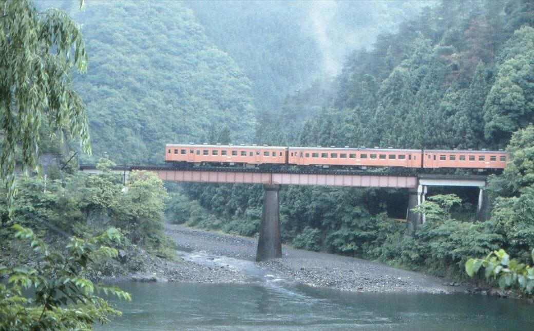 かつてはにぎわった「山間部の要衝」, 川沿いを行く「消えたローカル線」, 「原風景」を行く列車たち, 「寅さん」が旅するローカル線