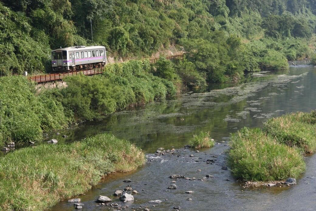 かつてはにぎわった「山間部の要衝」, 川沿いを行く「消えたローカル線」, 「原風景」を行く列車たち, 「寅さん」が旅するローカル線