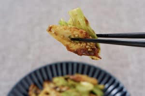 冷蔵庫の常備食材2つで作れる副菜レシピ, ちくわに焼き色をつけてから炒め合わせる, カレーの風味とちくわの香ばしさがクセになる味わい, キャベツは手でちぎると味が染み込みやすい, 少ない材料で作れて大助かり