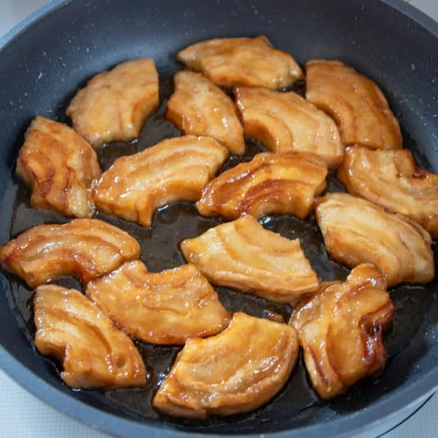 お肉じゃないのに、この満足感！ 甘辛だれがじゅわっとあふれる「車麩の角煮」, レシピの基本情報：, 作り方：① 車麩はバットに入れてたっぷりの水（分量外）を注いで、戻す。水気を絞って4等分に切り、片栗粉をまぶす。, ② フライパンにサラダ油を引いて中火で熱し、①を並べて両面に焼き色がつくまで揚げ焼きにする。, ③ ②の余分な油を拭き取り、混ぜ合わせた【A】を加えて、汁気がなくなるまで煮詰めたら、完成！