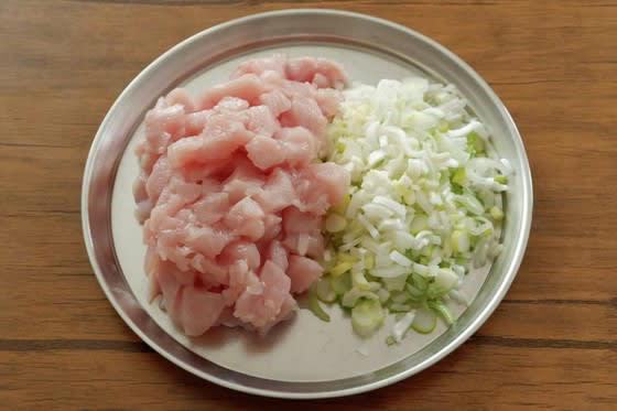 成形いらずで15分！鶏むね肉と長ねぎの落とし焼き, 切って混ぜて、あとは焼くだけ, 外カリッ、中ふんわり, 油は多めに。揚げ焼きくらいが香ばしく仕上がる, 気力ゼロの日にも作れる、大満足のおかず