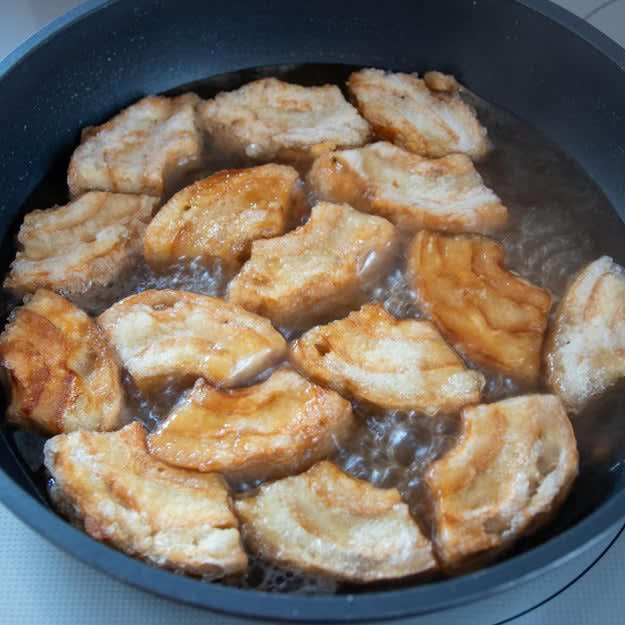 お肉じゃないのに、この満足感！ 甘辛だれがじゅわっとあふれる「車麩の角煮」, レシピの基本情報：, 作り方：① 車麩はバットに入れてたっぷりの水（分量外）を注いで、戻す。水気を絞って4等分に切り、片栗粉をまぶす。, ② フライパンにサラダ油を引いて中火で熱し、①を並べて両面に焼き色がつくまで揚げ焼きにする。, ③ ②の余分な油を拭き取り、混ぜ合わせた【A】を加えて、汁気がなくなるまで煮詰めたら、完成！