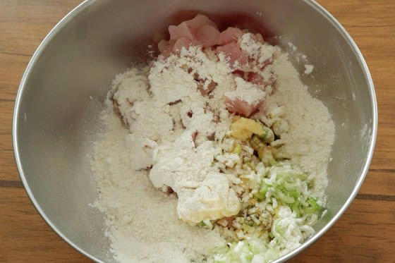 成形いらずで15分！鶏むね肉と長ねぎの落とし焼き, 切って混ぜて、あとは焼くだけ, 外カリッ、中ふんわり, 油は多めに。揚げ焼きくらいが香ばしく仕上がる, 気力ゼロの日にも作れる、大満足のおかず