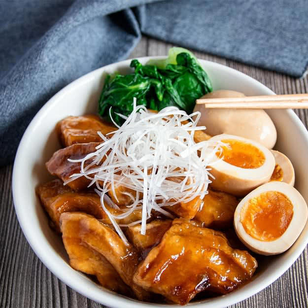 お肉じゃないのに、この満足感！ 甘辛だれがじゅわっとあふれる「車麩の角煮」, レシピの基本情報：, 作り方：① 車麩はバットに入れてたっぷりの水（分量外）を注いで、戻す。水気を絞って4等分に切り、片栗粉をまぶす。, ② フライパンにサラダ油を引いて中火で熱し、①を並べて両面に焼き色がつくまで揚げ焼きにする。, ③ ②の余分な油を拭き取り、混ぜ合わせた【A】を加えて、汁気がなくなるまで煮詰めたら、完成！