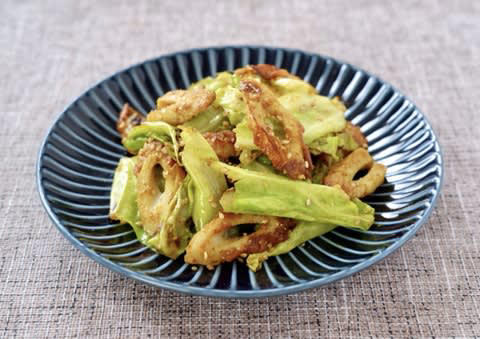 冷蔵庫の常備食材2つで作れる副菜レシピ, ちくわに焼き色をつけてから炒め合わせる, カレーの風味とちくわの香ばしさがクセになる味わい, キャベツは手でちぎると味が染み込みやすい, 少ない材料で作れて大助かり