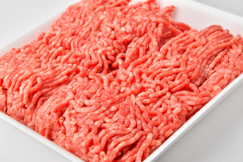 12個入りで一つひとつの重さもしっかり！, ヘルシーがうれしい♪赤身率88％, 100%ビーフのハンバーガー, ゴロゴロお肉のキーマカレー, ジューシーな煮込みハンバーグ, 柔らかさ際立つサイコロステーキ, みんな大好き！ミートボール, 1．ビーフパティをラップに包む, 2．ラップに包んだビーフパティをチャックつき保存袋に入れる, 3．冷凍庫に入れて冷凍する, 消費期限はかなり短いので冷凍保存が基本, 黒く変色しても期限内なら食べてOK