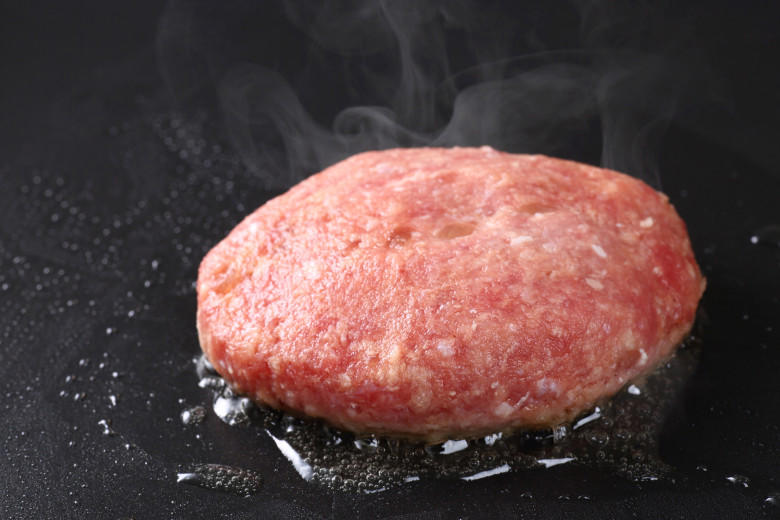 12個入りで一つひとつの重さもしっかり！, ヘルシーがうれしい♪赤身率88％, 100%ビーフのハンバーガー, ゴロゴロお肉のキーマカレー, ジューシーな煮込みハンバーグ, 柔らかさ際立つサイコロステーキ, みんな大好き！ミートボール, 1．ビーフパティをラップに包む, 2．ラップに包んだビーフパティをチャックつき保存袋に入れる, 3．冷凍庫に入れて冷凍する, 消費期限はかなり短いので冷凍保存が基本, 黒く変色しても期限内なら食べてOK
