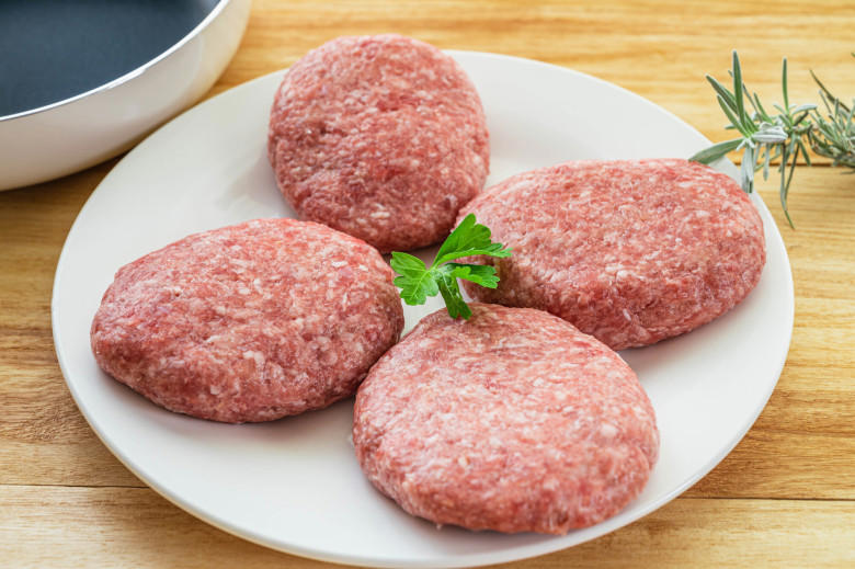 12個入りで一つひとつの重さもしっかり！, ヘルシーがうれしい♪赤身率88％, 100%ビーフのハンバーガー, ゴロゴロお肉のキーマカレー, ジューシーな煮込みハンバーグ, 柔らかさ際立つサイコロステーキ, みんな大好き！ミートボール, 1．ビーフパティをラップに包む, 2．ラップに包んだビーフパティをチャックつき保存袋に入れる, 3．冷凍庫に入れて冷凍する, 消費期限はかなり短いので冷凍保存が基本, 黒く変色しても期限内なら食べてOK