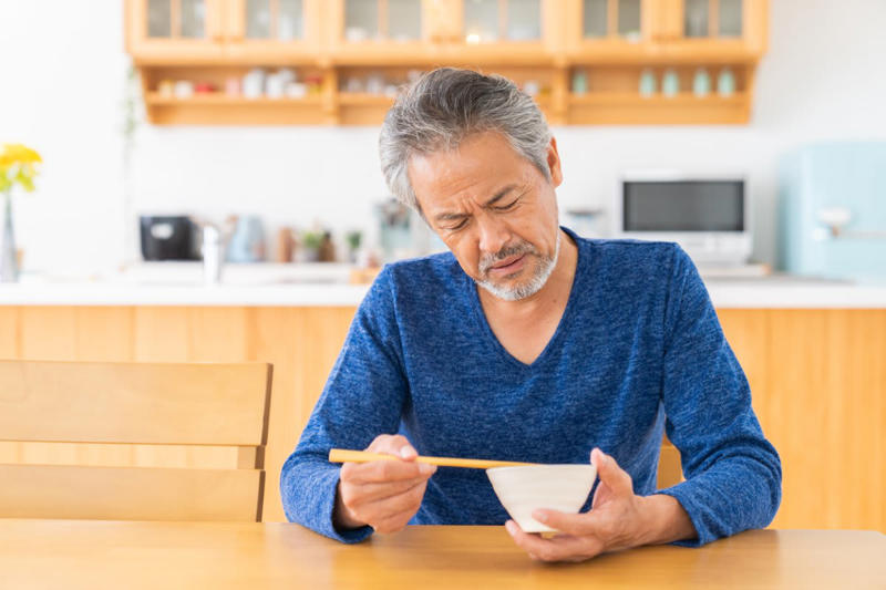70歳代・二人以上世帯の貯蓄額はいくら？平均と中央値で見るリアルな実情, 厚生年金の平均受給額は月額いくら？男女差と金額別の受給者数を解説, 厚生年金の平均受給月額, 受給額の分布：月額階級別の受給者数, 国民年金（老齢基礎年金）の平均受給額とボリュームゾーンをデータで確認, 国民年金の平均受給月額, 受給額の分布：月額階級別の受給者数, 後期高齢者医療制度とは？75歳以上で医療費の自己負担が2割になる所得基準, 働くシニア世代の現状は？65歳以上の就業率が過去最高を記録, 年齢階級で見る65歳以上の就業率, まとめ：ご自身の状況を把握し、将来の計画を