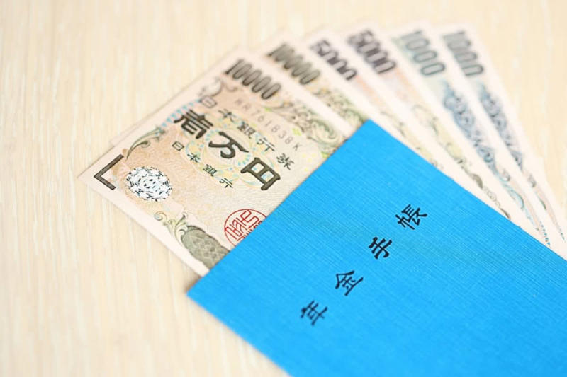 恒久的な支援制度「年金生活者支援給付金」の概要, 年金生活者支援給付金を受け取れる人の条件とは？, 老齢年金生活者支援給付金の支給要件について, 障害・遺族年金生活者支援給付金の対象者, 【2026年度】年金生活者支援給付金の支給額はいくら？, 【2026年度】年金生活者支援給付金の給付額, 年金生活者支援給付金を受け取るための申請手続きの流れ, 【ケース1】これから老齢年金を受け取り始める人（緑の封筒）, 【ケース2】すでに年金を受給している人の場合（うす緑の封筒）, 【ケース3】老齢基礎年金を繰上げ受給中の場合（うすだいだい色の封筒）, 通知書で確認可能！年金生活者支援給付金の「支給見込額」, 年金生活者支援給付金の通知書, 年金生活者支援給付金は対象条件と申請方法の確認が大切