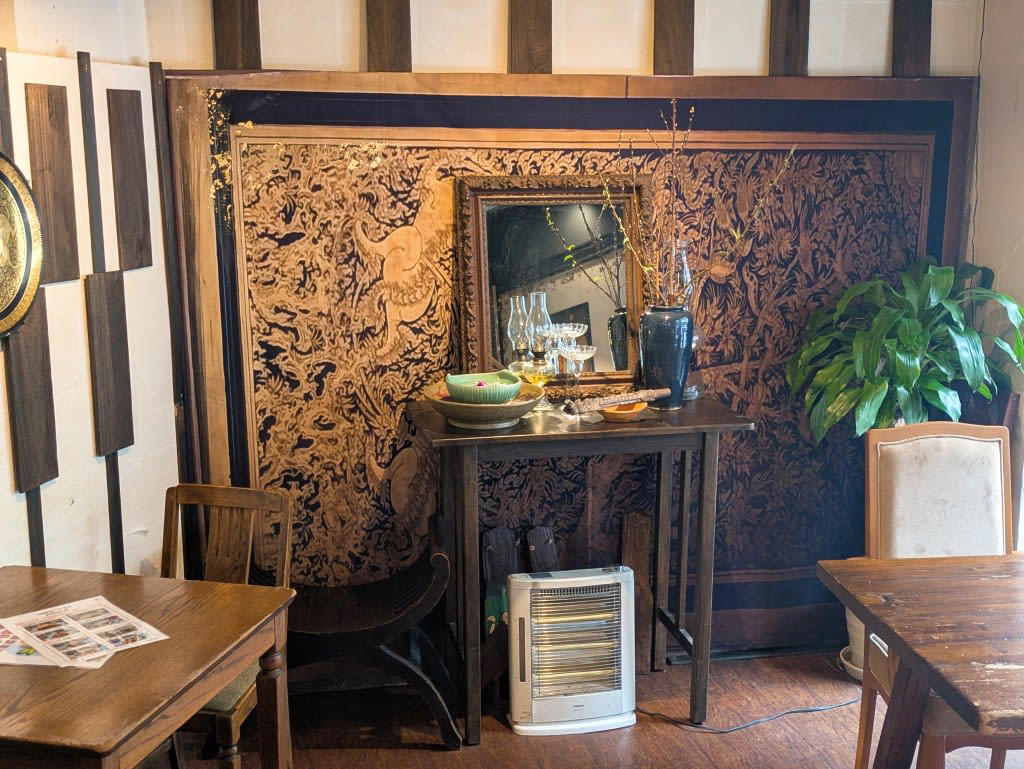 看板に吸い込まれて階段を上がると…, 本場の空気感と、働く女子に嬉しい心遣い, 【実食】辛さ3の刺激が心地いい！絶品ランチ, 癒やしの仕上げは、香り高い「ロータスティー」, まさに「微笑みの国」！店員さんの笑顔に感動, 忙しい日はお家やオフィスで！「お持ち帰り」も大充実, 気になるメニューをチェック！
