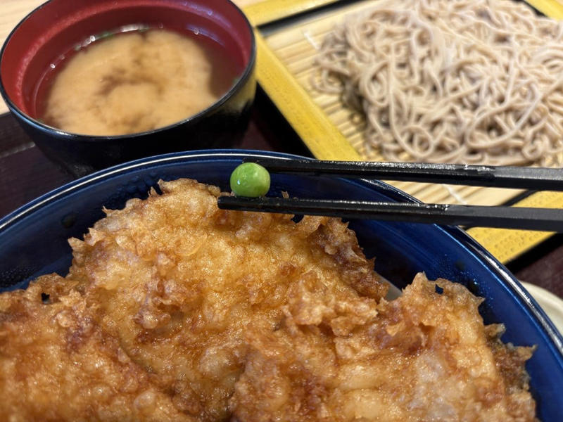 カレイに真鱈、肉厚帆立がドドン！ 魚介好き必食の『海老と4種の北海道産天丼』, 【大注目】旨味が凝縮された幻のキノコ「とかちマッシュ®︎」, 十勝名物をイメージ！ 甘じょっぱいタレがたまらない『たれづけ豚ロース天丼』, 【実食の総評】追加注文必至のイチオシ食材はコレ！